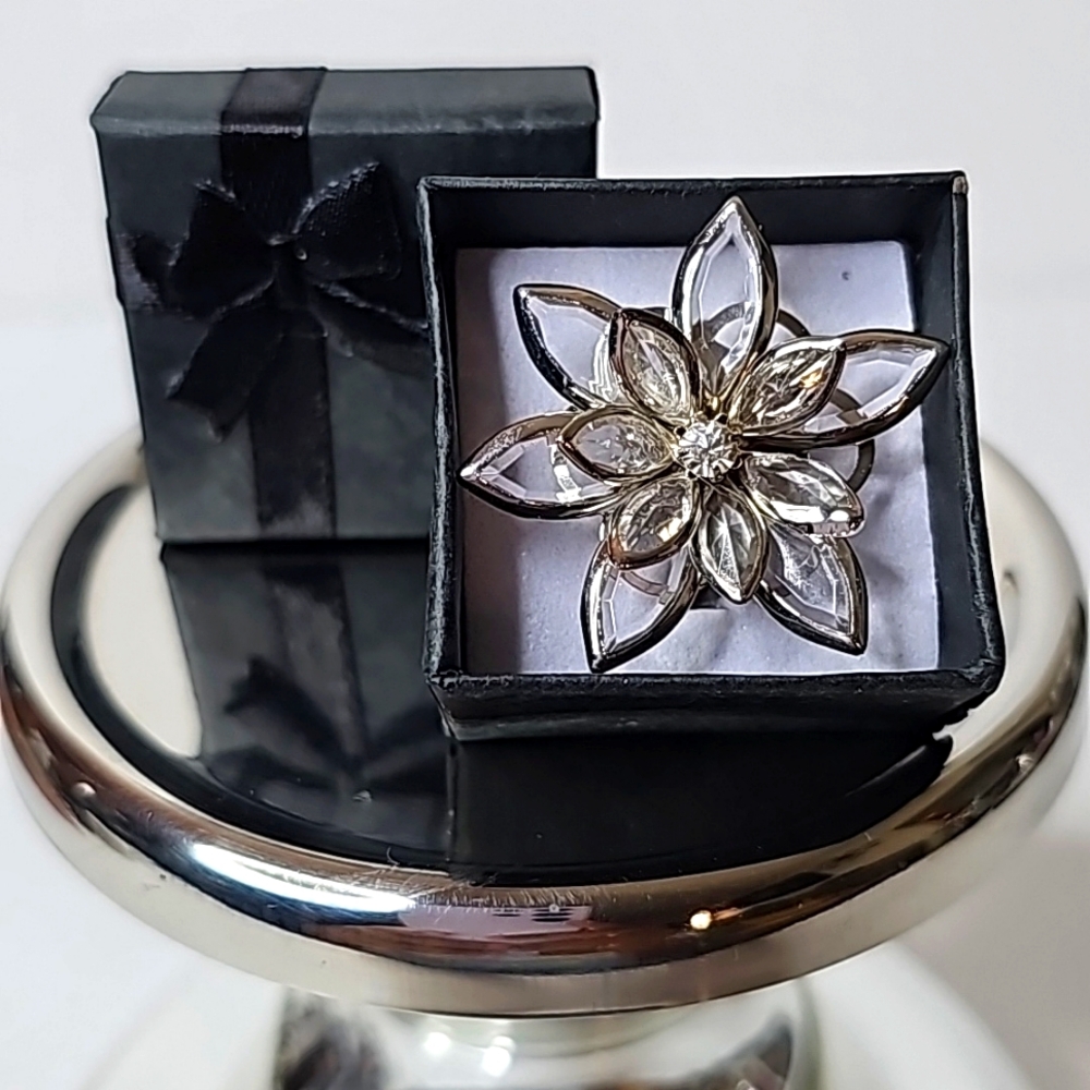 🦢Clear Rhinestone Flowered Ring With Adj. Silver Band. Size: OS. NWOT.